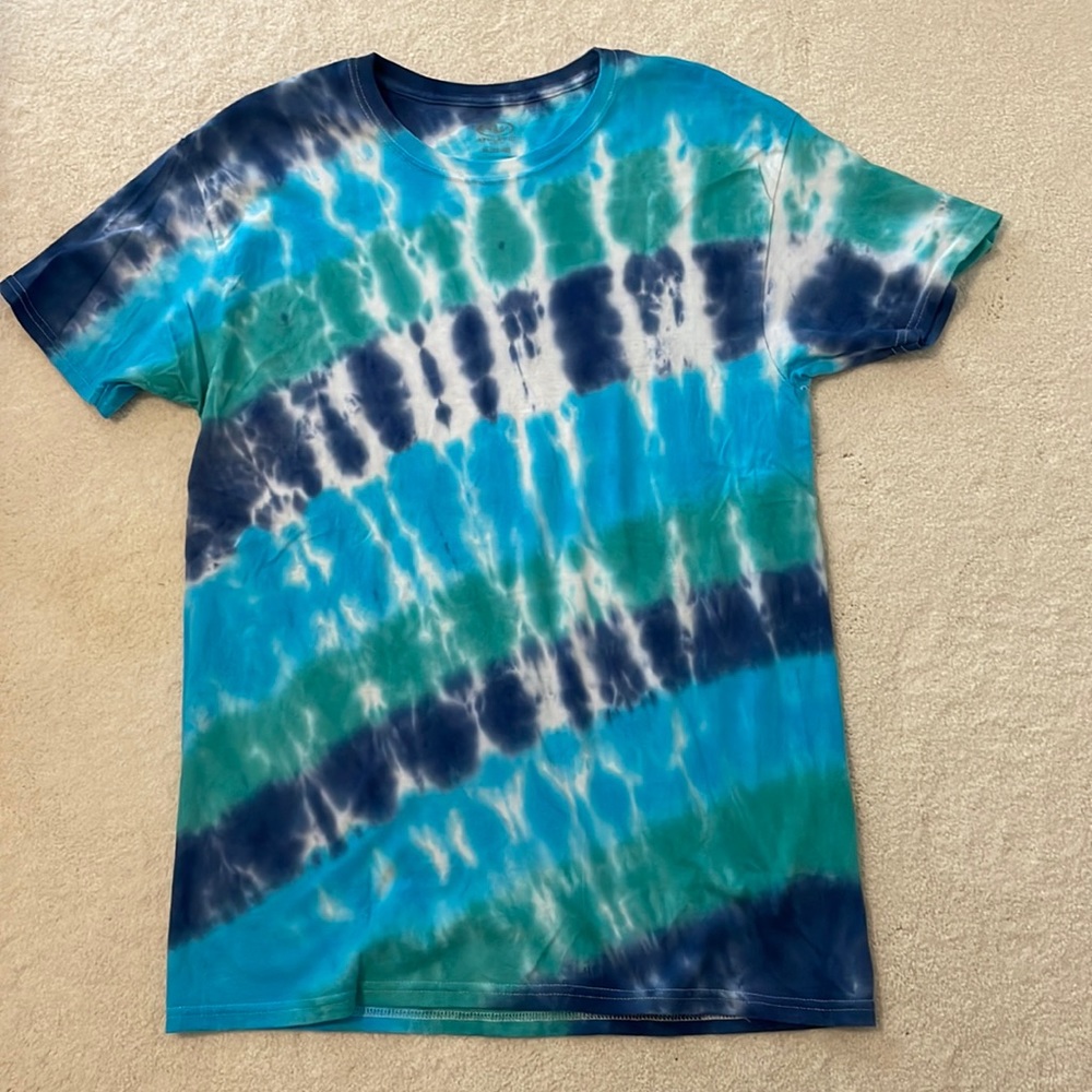 Men’s Athletic Works Hand Tie-Dyed T-shirt, Size M (38-40).